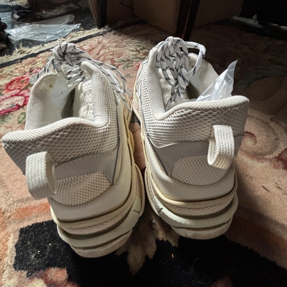 Balenciaga Triple S White Sneakers - Iconic Chunky Style - 43 - Picture 3 of 8